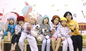 Nhà văn trẻ đan mũ tặng cho các em bé ung thư khi vừa chớm đông