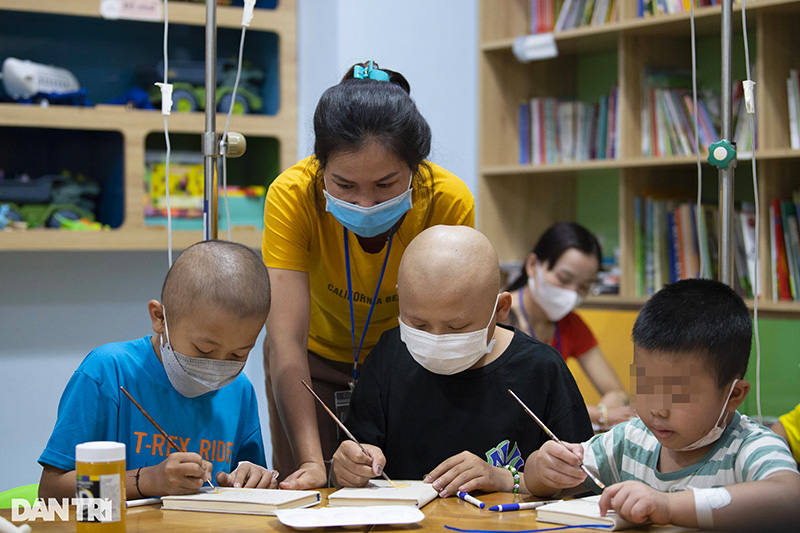 Lớp học đặc biệt của bệnh nhi ung thư máu - Theo báo Dân Trí