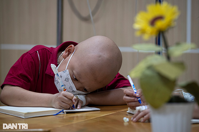 Lớp học đặc biệt của bệnh nhi ung thư máu - Theo báo Dân Trí