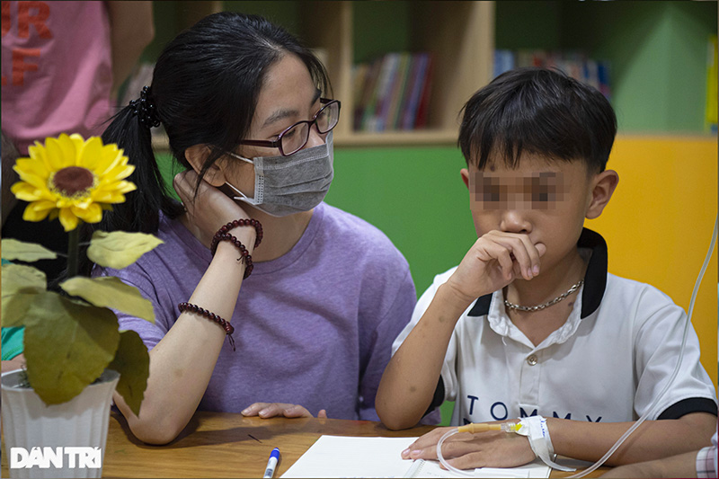 Lớp học đặc biệt của bệnh nhi ung thư máu - Theo báo Dân Trí