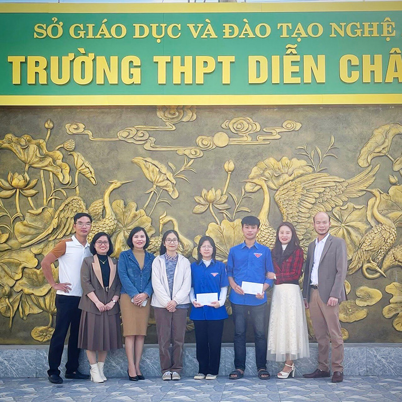 Mạng lưới vì trẻ em ung thư trao học bổng Em ước mong sao 2022 Trao học bổng cho hai em học sinh tại trường THPT Diễn Châu 3 (Diễn Châu, Nghệ An) cùng Hiệu Phó nhà trường và các giáo viên