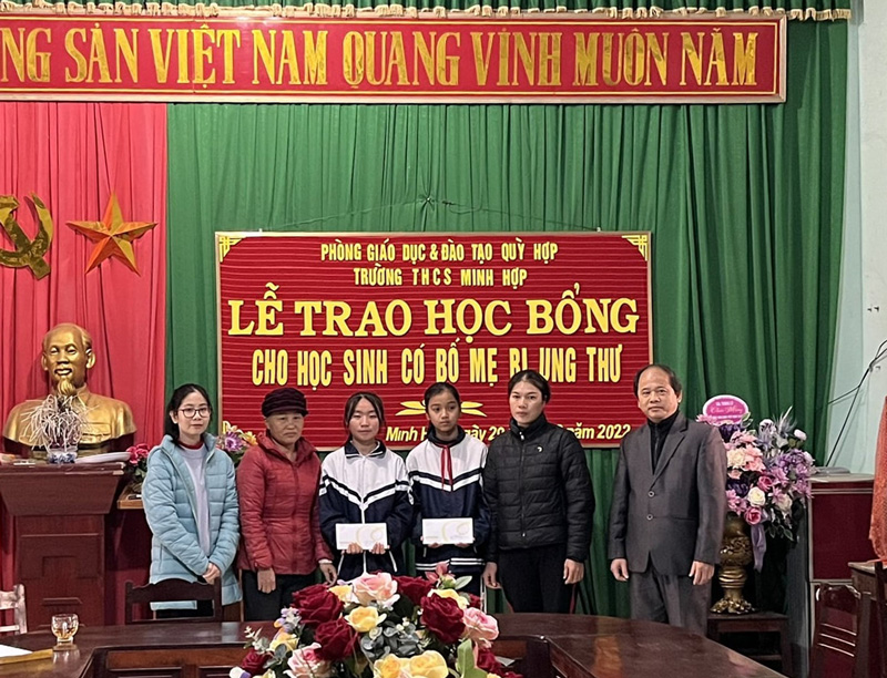 Mạng lưới vì trẻ em ung thư trao học bổng Em ước mong sao 2022 Trao học bổng cho 2 em học sinh tại trường THCS Minh Hợp (Quỳ Hợp, Nghệ An) cùng Hiểu trưởng nhà trường và phụ huynh