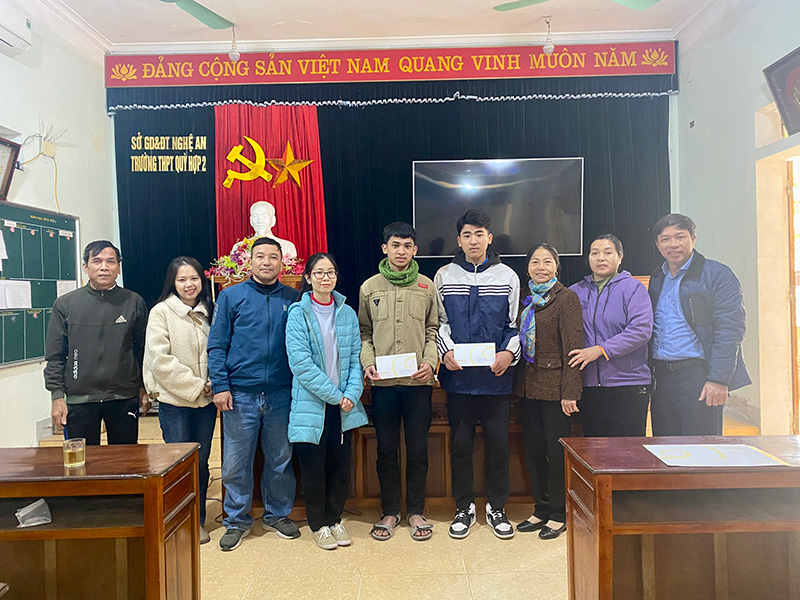 Mạng lưới vì trẻ em ung thư trao học bổng Em ước mong sao 2022 Trao học bổng cho 2 em học sinh trường THPT Quỳ Hợp 2 (Quỳ Hợp, Nghệ An) cùng Hiệu trưởng nhà trường và các giáo viên