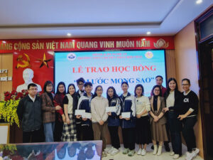 Mạng lưới vì trẻ em ung thư trao học bổng Em ước mong sao 2022 Trao học bổng cho 4 em học sinh trường THPT Chuyên Phan Bội Châu (Vinh, Nghệ An) cùng Hiệu phó nhà trường và các thầy cô giáo chủ nhiệm