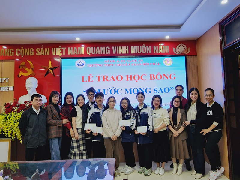 Mạng lưới vì trẻ em ung thư trao học bổng Em ước mong sao 2022 Trao học bổng cho 4 em học sinh trường THPT Chuyên Phan Bội Châu (Vinh, Nghệ An) cùng Hiệu phó nhà trường và các thầy cô giáo chủ nhiệm