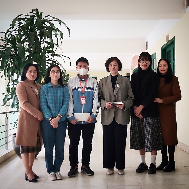 Mạng lưới vì trẻ em ung thư trao học bổng Em ước mong sao 2022 Trao học bổng cho 1 học sinh trường THPT Trần Hưng Đạo (Thanh Xuân, Hà Nội) cùng Hiệu phó nhà trường