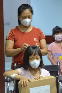 Tặng 50 bộ tóc mới cho Trung tâm ung thư - Bệnh viện Nhi Trung ương nhân dịp Tết thiếu nhi