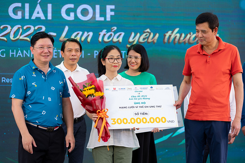 Tặng 50 bộ tóc mới cho Trung tâm ung thư - Bệnh viện Nhi Trung ương nhân dịp Tết thiếu nhi Mạng lưới Vì trẻ em ung thư nhận hỗ trợ từ Giải Gold chào hè 2023 do BIDV chi nhánh sở giao dịch 1 và các khách hàng thân thiết tổ chức