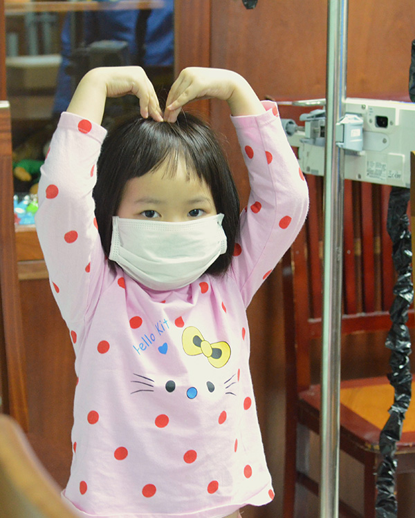 Tặng 50 bộ tóc mới cho Trung tâm ung thư - Bệnh viện Nhi Trung ương nhân dịp Tết thiếu nhi