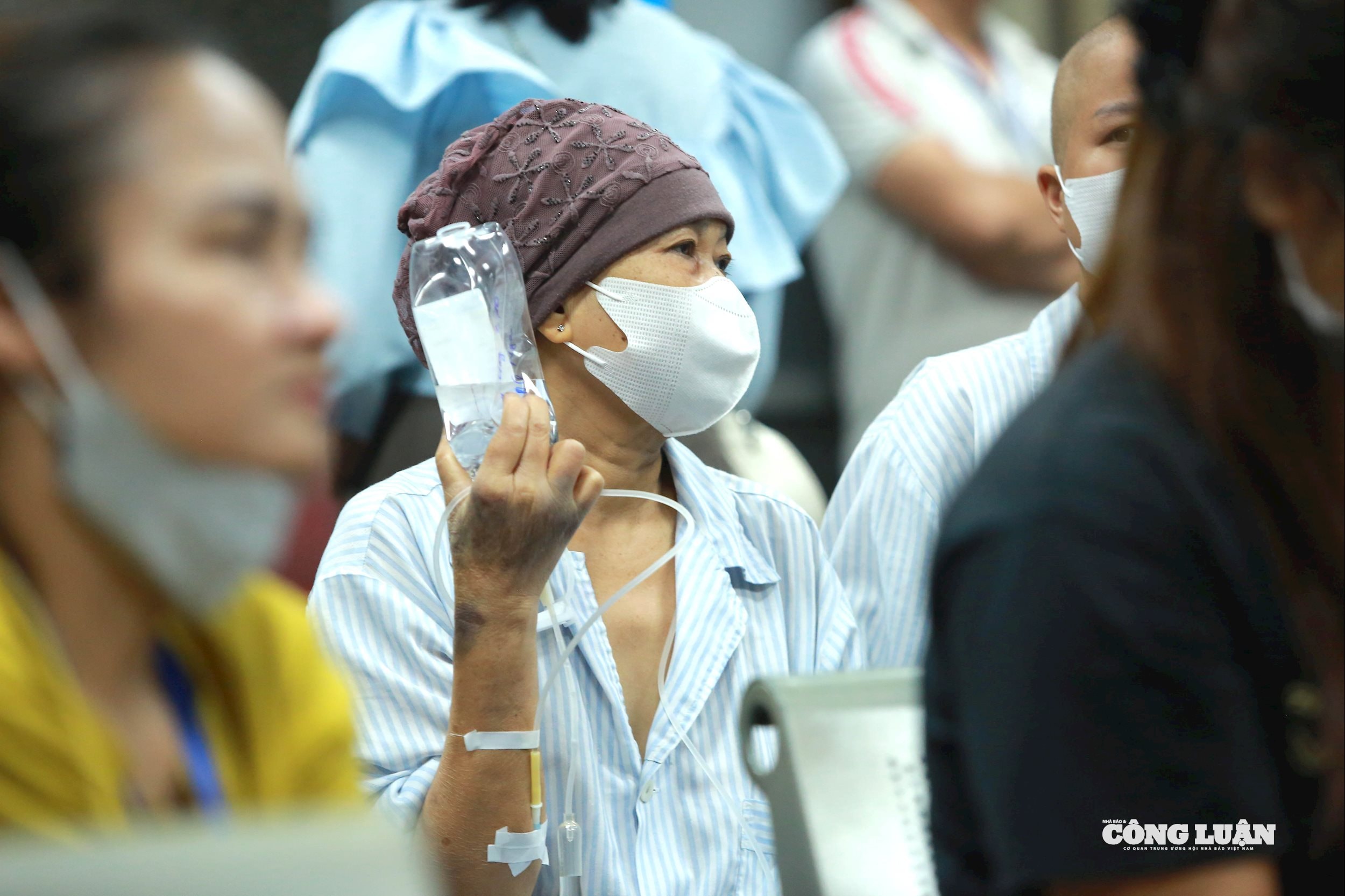 Hàng trăm bạn trẻ hiến tóc tại “Trạm tóc ước mơ 2025” gửi yêu thương tới bệnh nhi ung thư