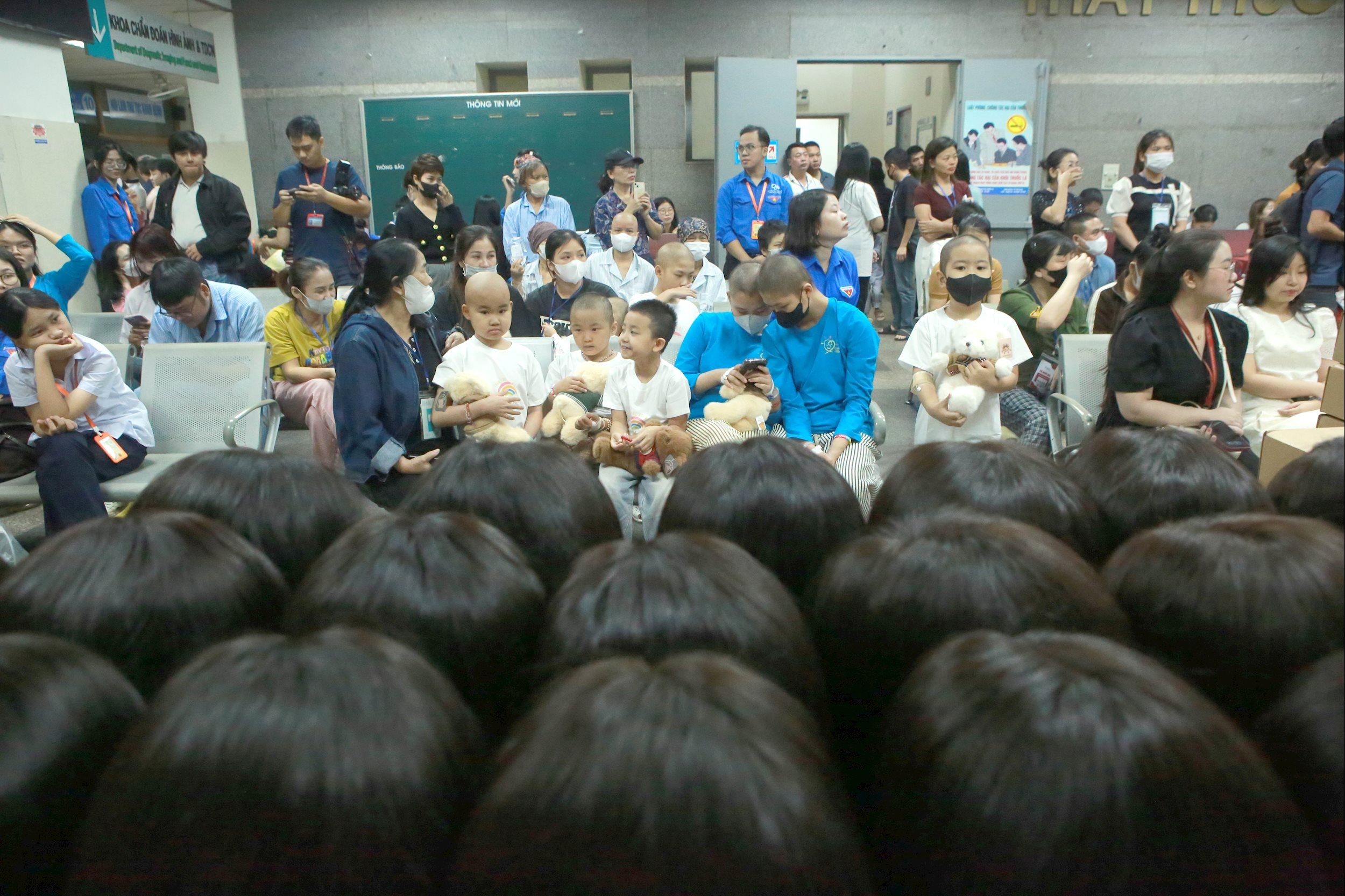 Hàng trăm bạn trẻ hiến tóc tại “Trạm tóc ước mơ 2025” gửi yêu thương tới bệnh nhi ung thư