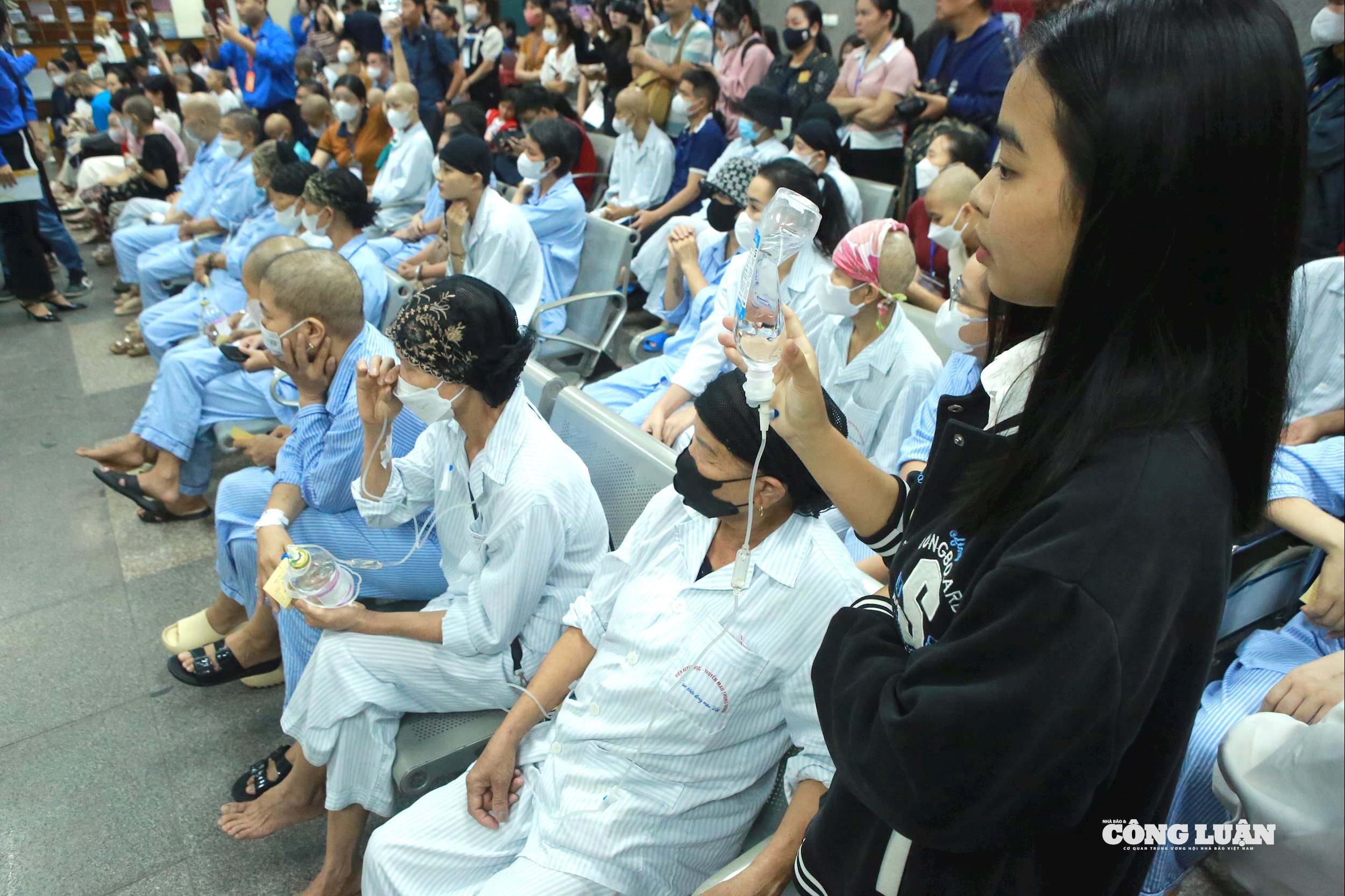 Hàng trăm bạn trẻ hiến tóc tại “Trạm tóc ước mơ 2025” gửi yêu thương tới bệnh nhi ung thư