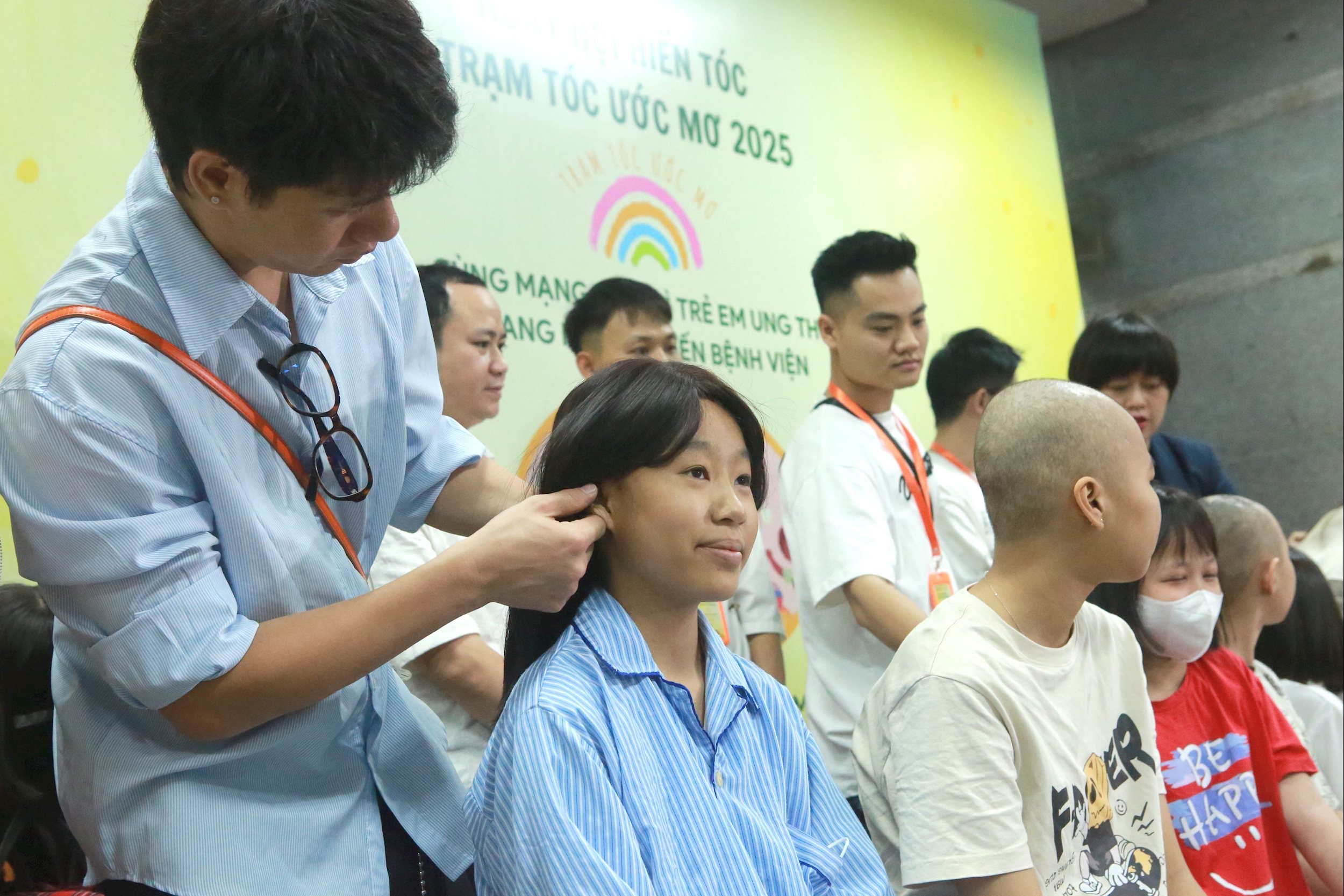 Hàng trăm bạn trẻ hiến tóc tại “Trạm tóc ước mơ 2025” gửi yêu thương tới bệnh nhi ung thư
