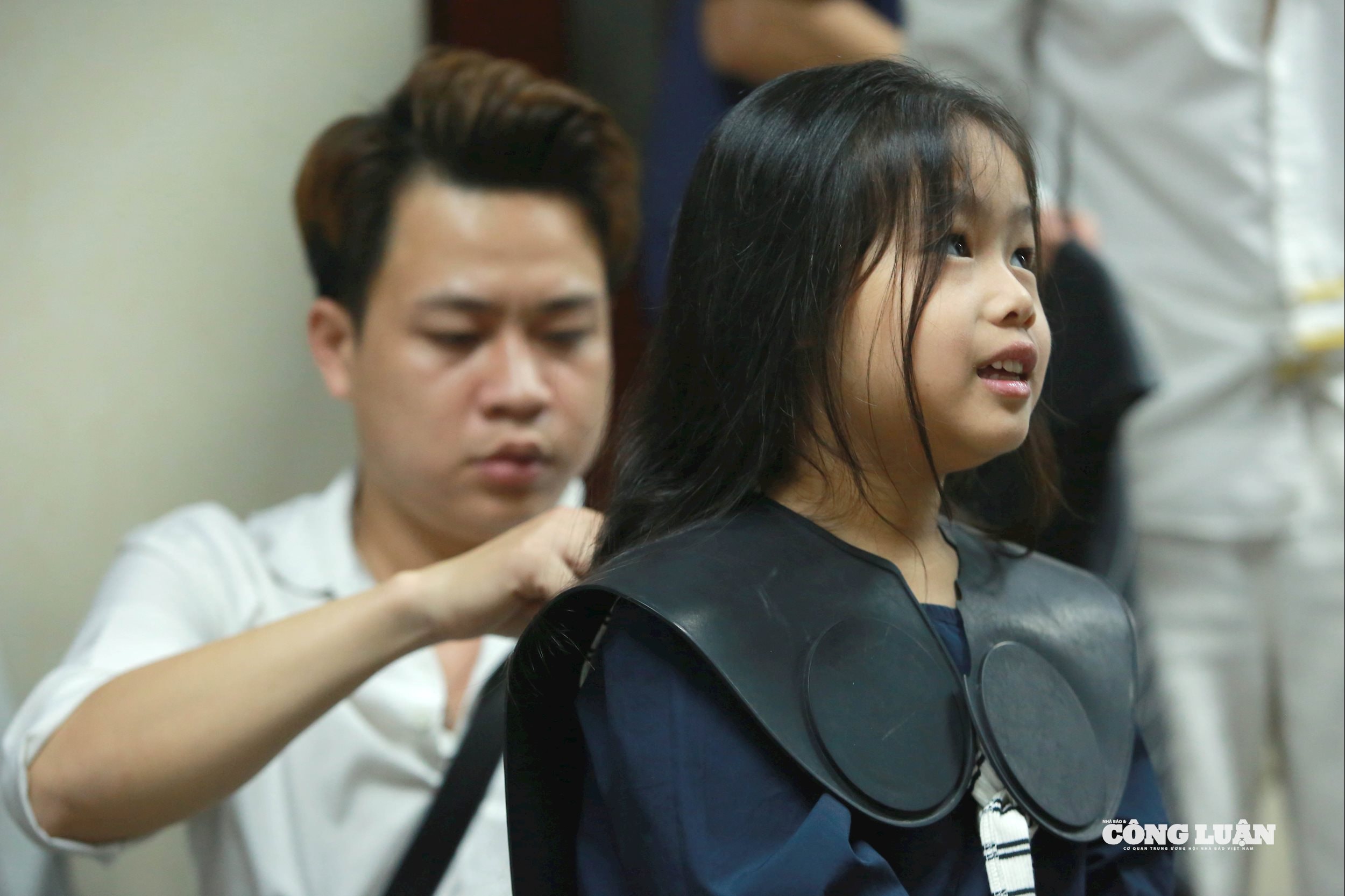 Hàng trăm bạn trẻ hiến tóc tại “Trạm tóc ước mơ 2025” gửi yêu thương tới bệnh nhi ung thư