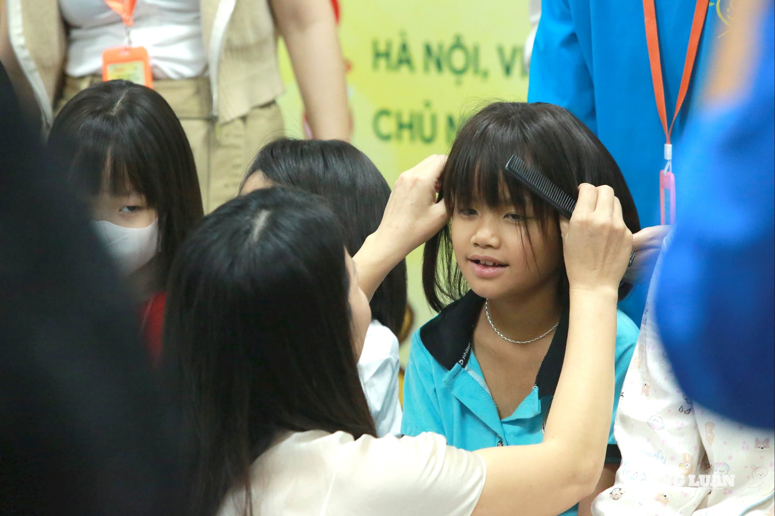Hàng trăm bạn trẻ hiến tóc tại “Trạm tóc ước mơ 2025” gửi yêu thương tới bệnh nhi ung thư