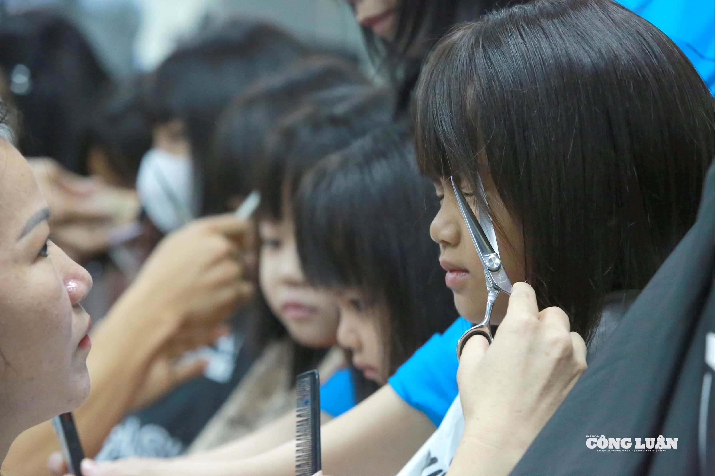 Hàng trăm bạn trẻ hiến tóc tại “Trạm tóc ước mơ 2025” gửi yêu thương tới bệnh nhi ung thư