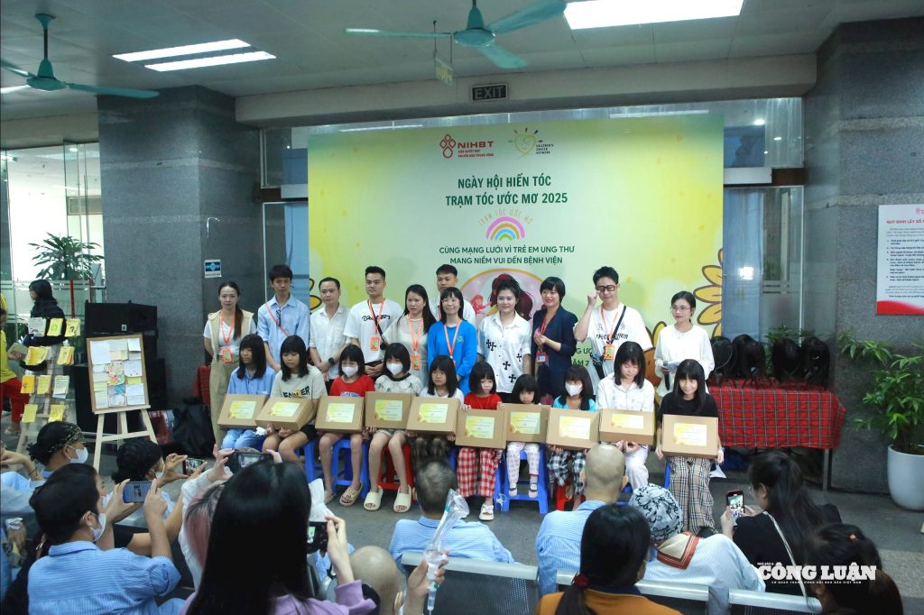 Hàng trăm bạn trẻ hiến tóc tại “Trạm tóc ước mơ 2025” gửi yêu thương tới bệnh nhi ung thư