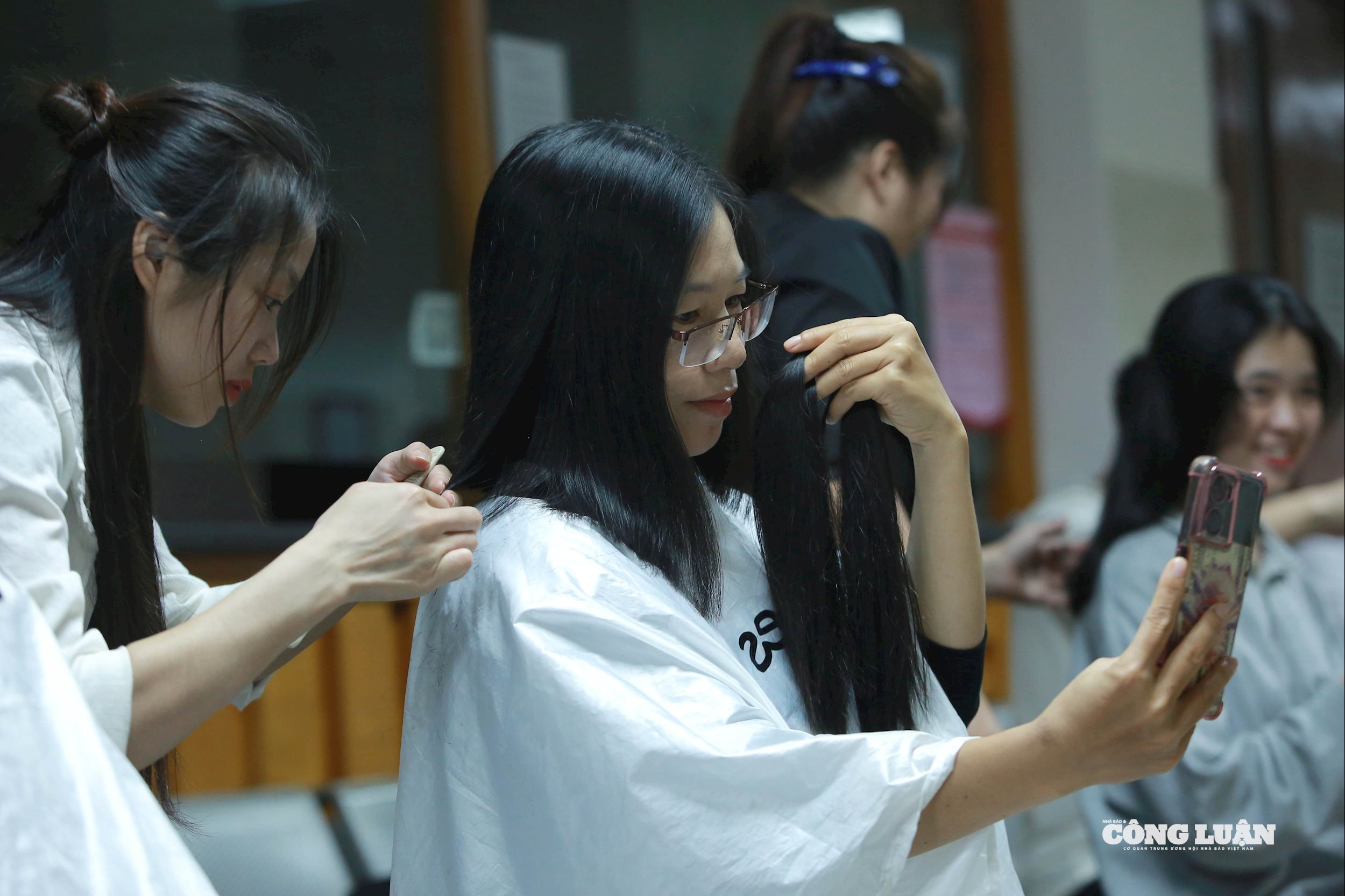 Hàng trăm bạn trẻ hiến tóc tại “Trạm tóc ước mơ 2025” gửi yêu thương tới bệnh nhi ung thư