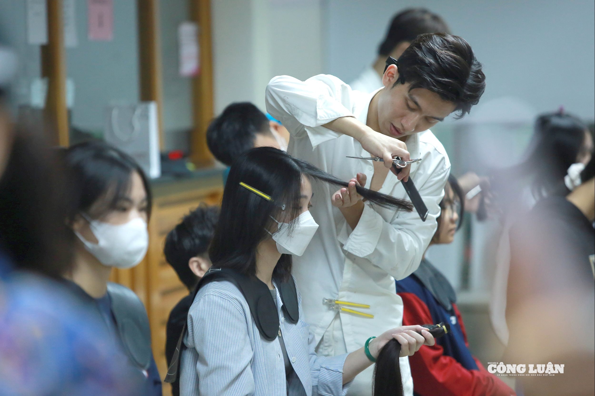 Hàng trăm bạn trẻ hiến tóc tại “Trạm tóc ước mơ 2025” gửi yêu thương tới bệnh nhi ung thư
