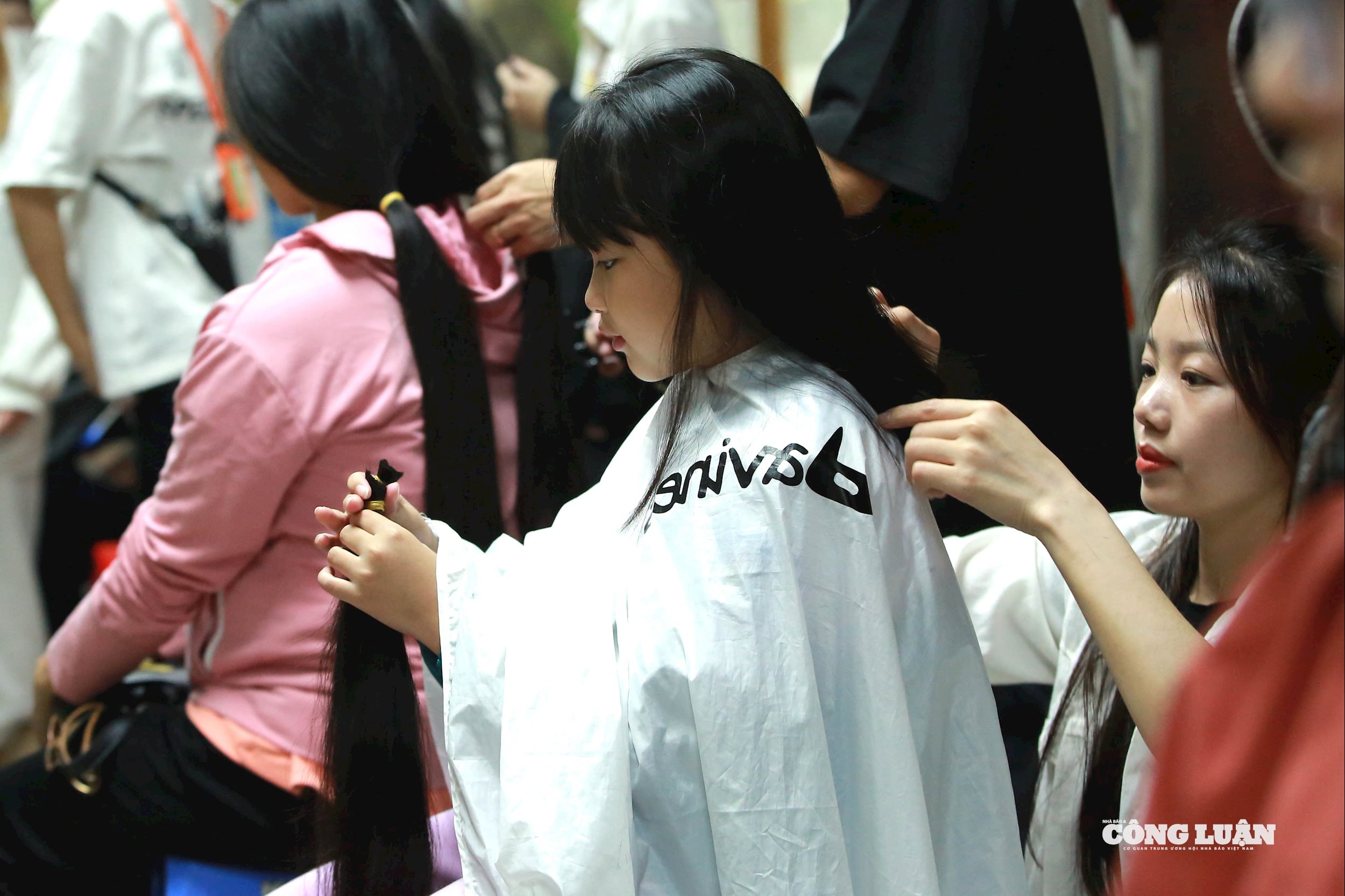 Hàng trăm bạn trẻ hiến tóc tại “Trạm tóc ước mơ 2025” gửi yêu thương tới bệnh nhi ung thư