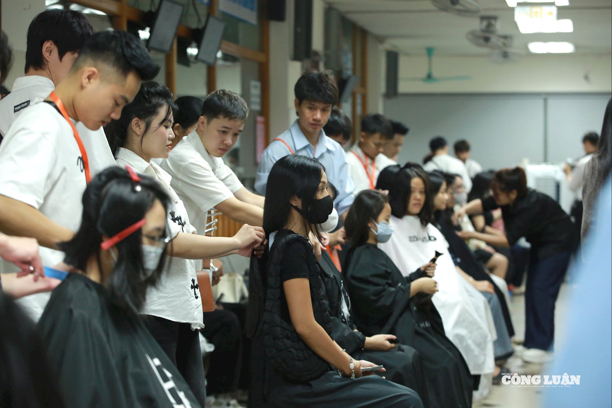 Hàng trăm bạn trẻ hiến tóc tại “Trạm tóc ước mơ 2025” gửi yêu thương tới bệnh nhi ung thư