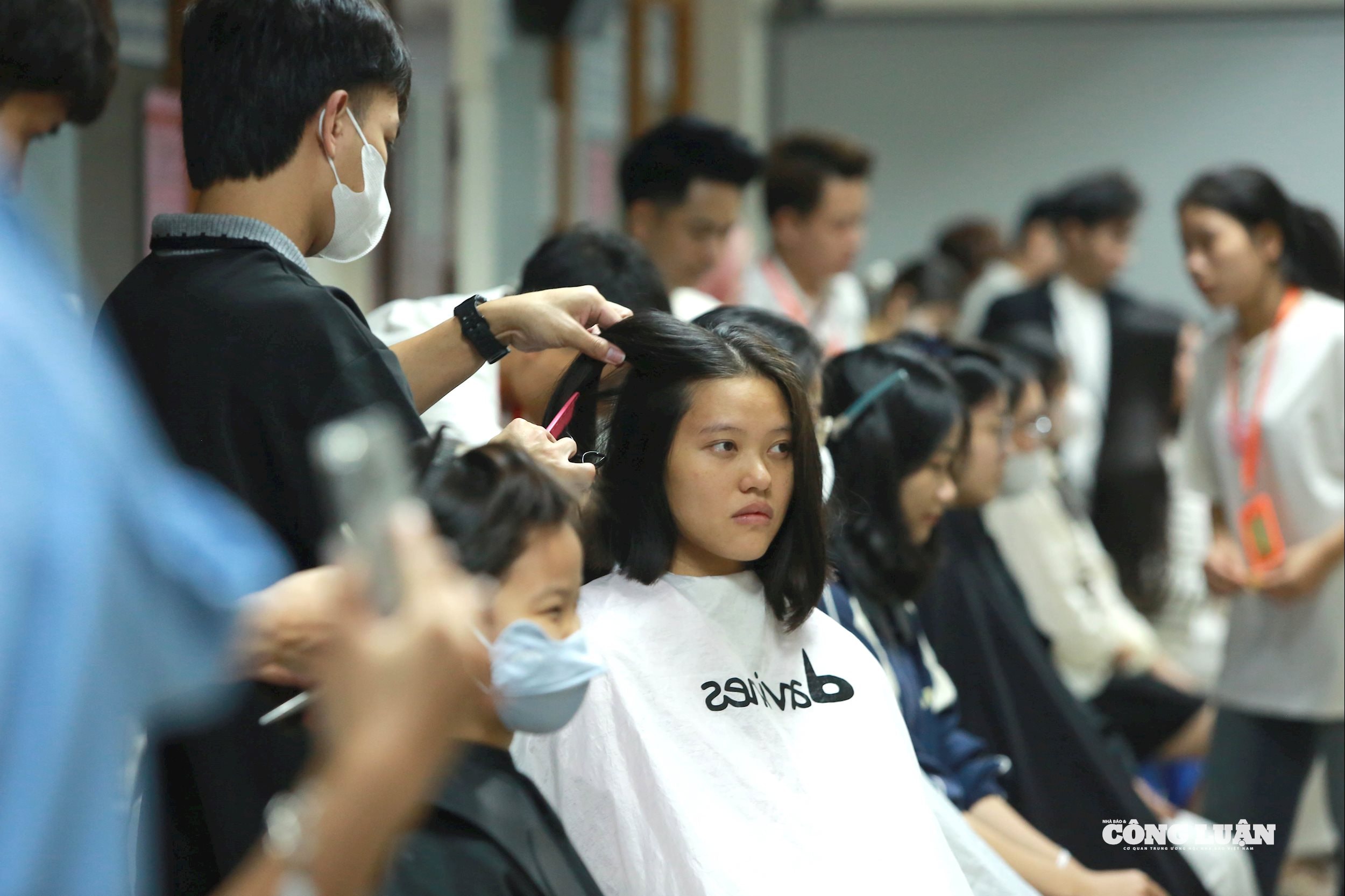 Hàng trăm bạn trẻ hiến tóc tại “Trạm tóc ước mơ 2025” gửi yêu thương tới bệnh nhi ung thư